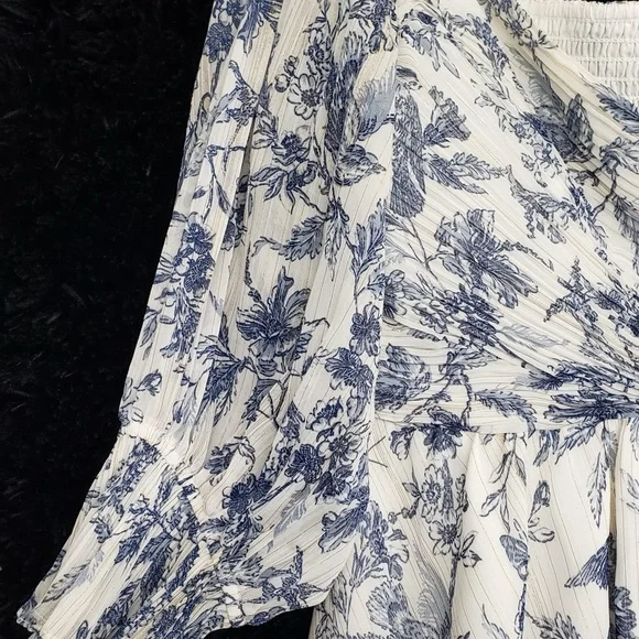 EUC Express White Blue Ruffled Peplum Blouse Metallic Gold Shimmer Size Small - Picture 7 of 8